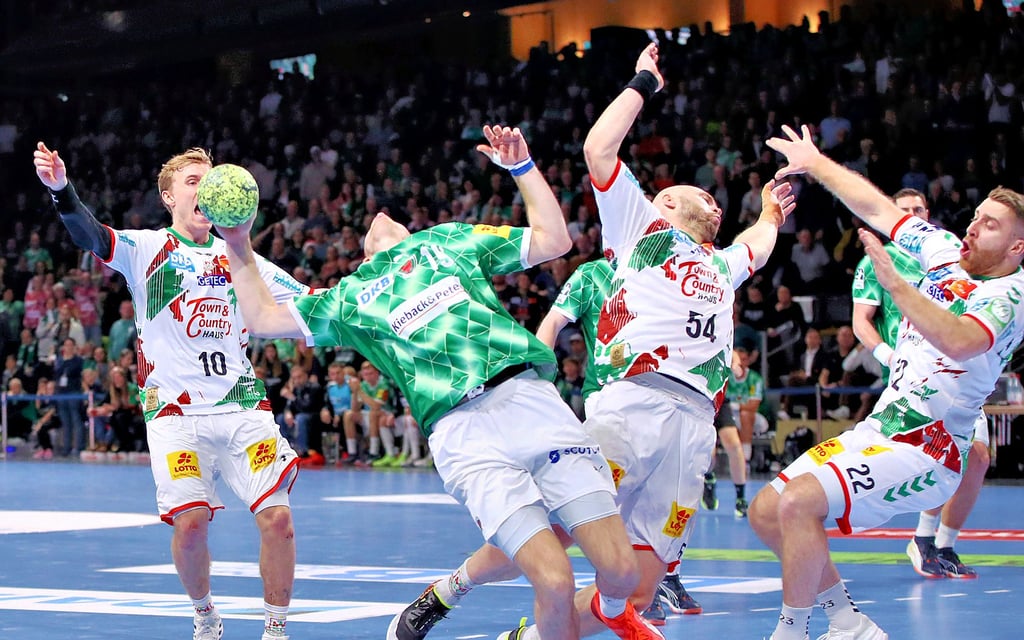 Das ist kein Ballett – sondern so hart wurden beim Spiel des SCM bei den Füchsen in Berlin die Zweikämpfe geführt.