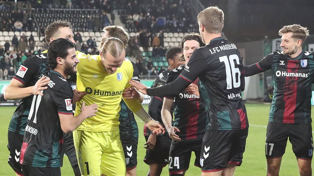 Die Spieler vom 1. FC Magdeburg bejubeln ihren Sieg gegen Preußen Münster.
