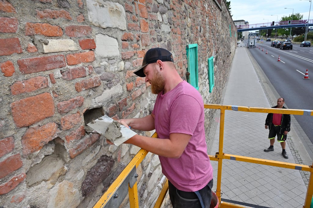 Schon 2022 wurden Sicherungsmaßnahmen an der Magdeburger Stadtmauer durchgeführt. Doch mehr ist notwendig.