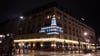 Aktivisten projizieren einen Schriftzug zum Start der Gas-Konferenz auf die Fassade des Hotels Adlon.