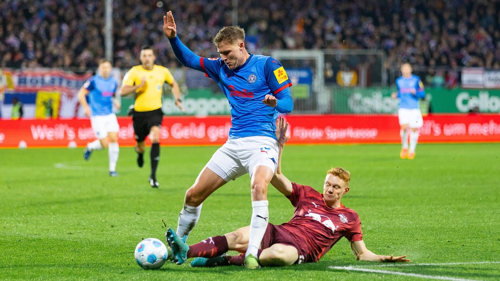 Nicolas Seiwald setzt eine Grätsche an.