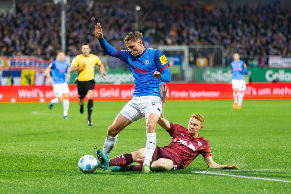 Nicolas Seiwald setzt eine Grätsche an.