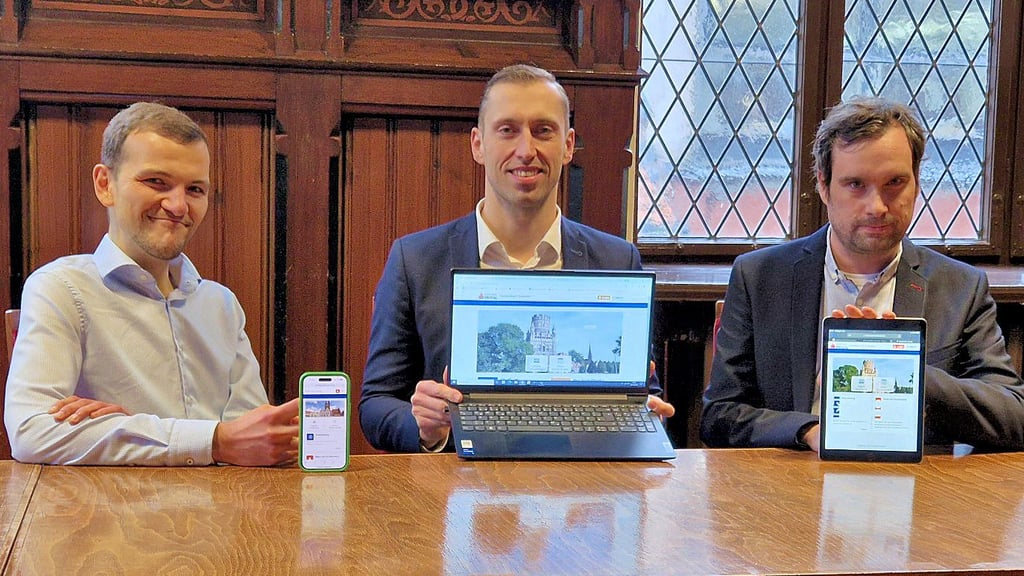 Armin Fischbach (von links), Oberbürgermeister Bastian Sieler und Oliver Wiedenhöfer stellen das neue digitale Serviceportal der Stadt Stendal vor.
