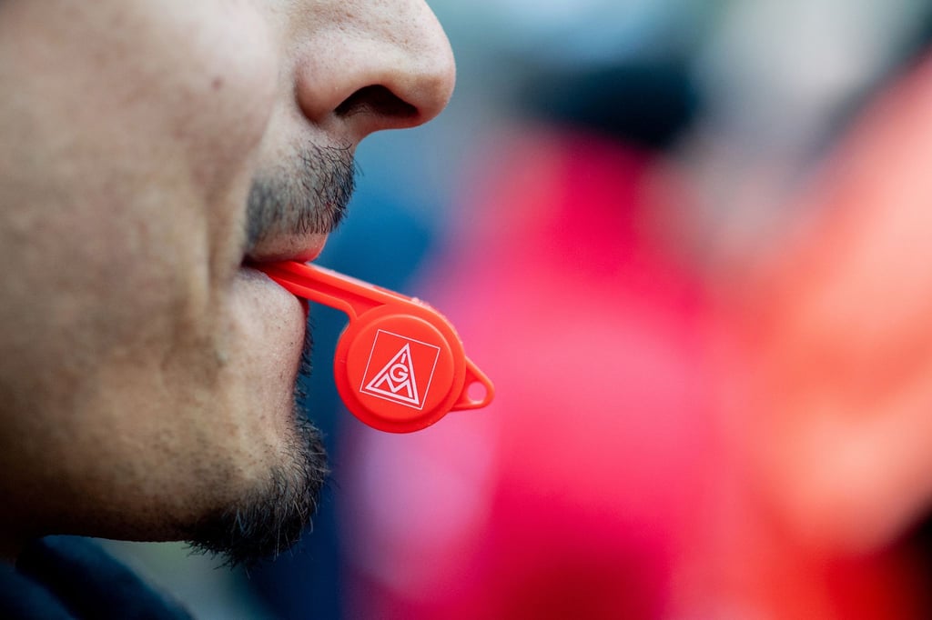 An einem rechtmäßigen Warnstreik oder Streik darf grundsätzlich jeder Arbeitnehmer und jede Arbeitnehmerin teilnehmen - egal, ob man Gewerkschaftsmitglied ist oder nicht.
