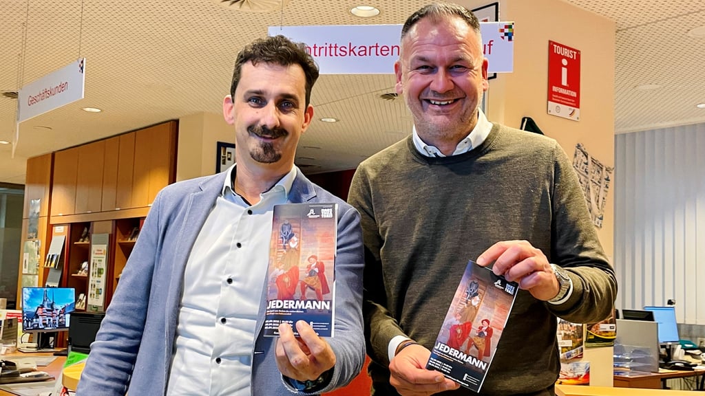 Andreas Meling, Chef der Wernigerode Tourismus GmbH, und Harztheater-Chef Christian Fischer (rechts) freuen sich über die gemeinsame Kooperation.