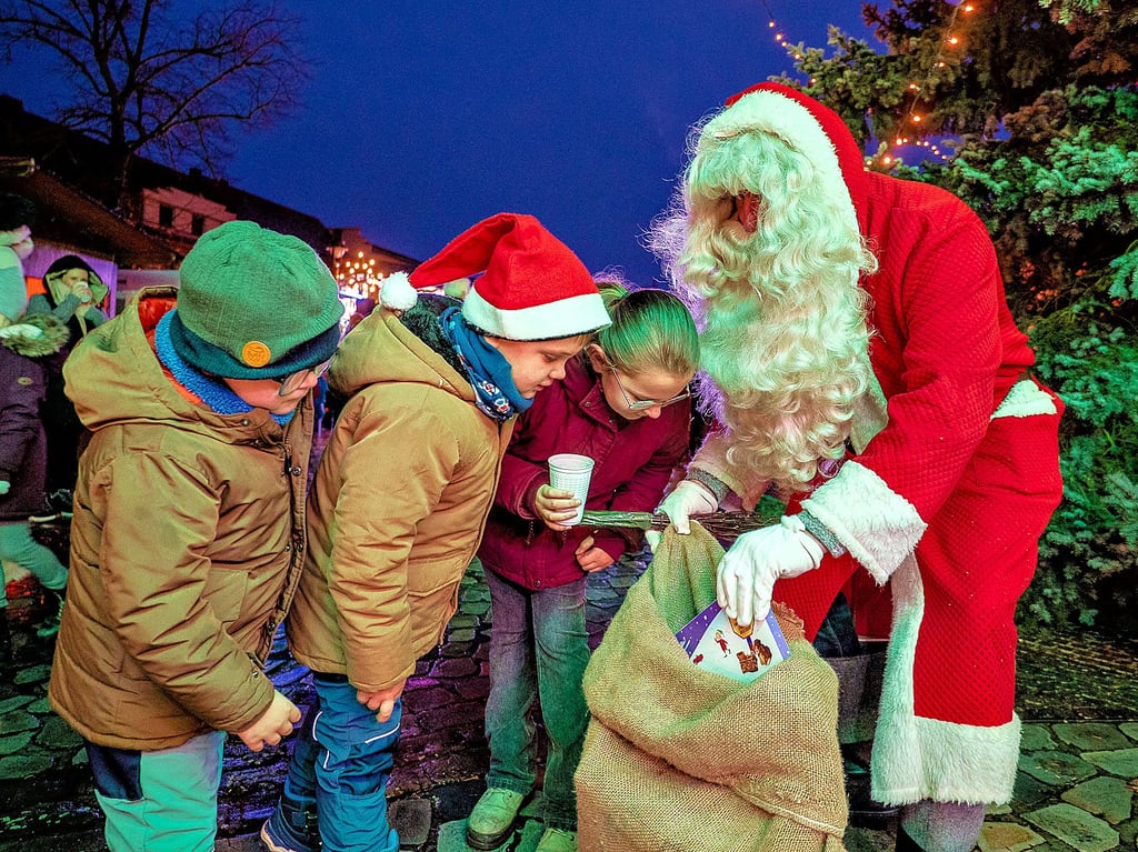 Für Kinder war der Weihnachtsmann natürlich die wichtigste Person auf dem Gommeraner Weihnachtsmarkt, der kleine Geschenke verteilte.