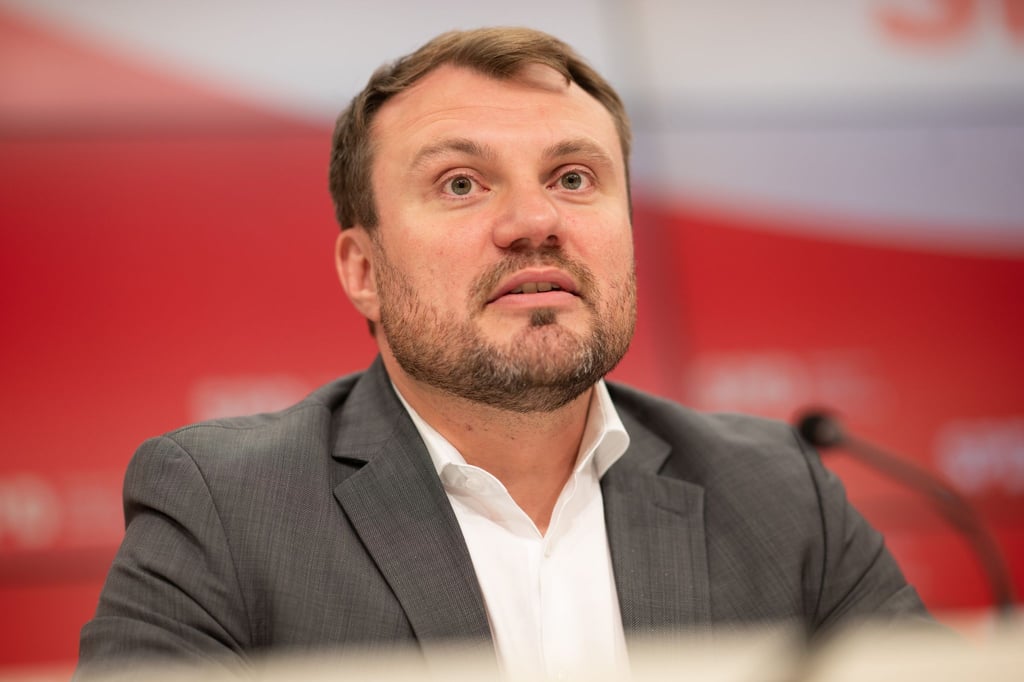 Brandenburgs designierter Wirtschaftsminister Daniel Keller (SPD) sagt der Industrie Hilfe zu (Archivbild).