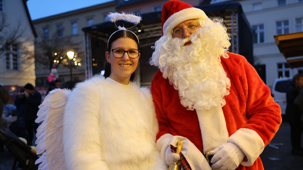 Sie waren jeden Tag auf dem Weihnachtsmarkt in Havelberg anzutreffen - der Weihnachtsmann und ein Engel an seiner Seite.