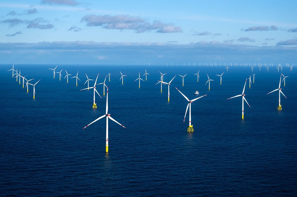 Die Windbranche blickt anders als viele andere Industriebereiche positiv in die Zukunft. Sie rechnet auch damit, dass die Windräder auf hoher See immer größer werden (Archivbild)