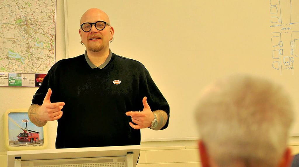 Seminarleiter und Feuerwehrmann Max Eggeling erklärte im Seminar "Gewalt gegen Retter" in Blösien Wege der Deeskalation.