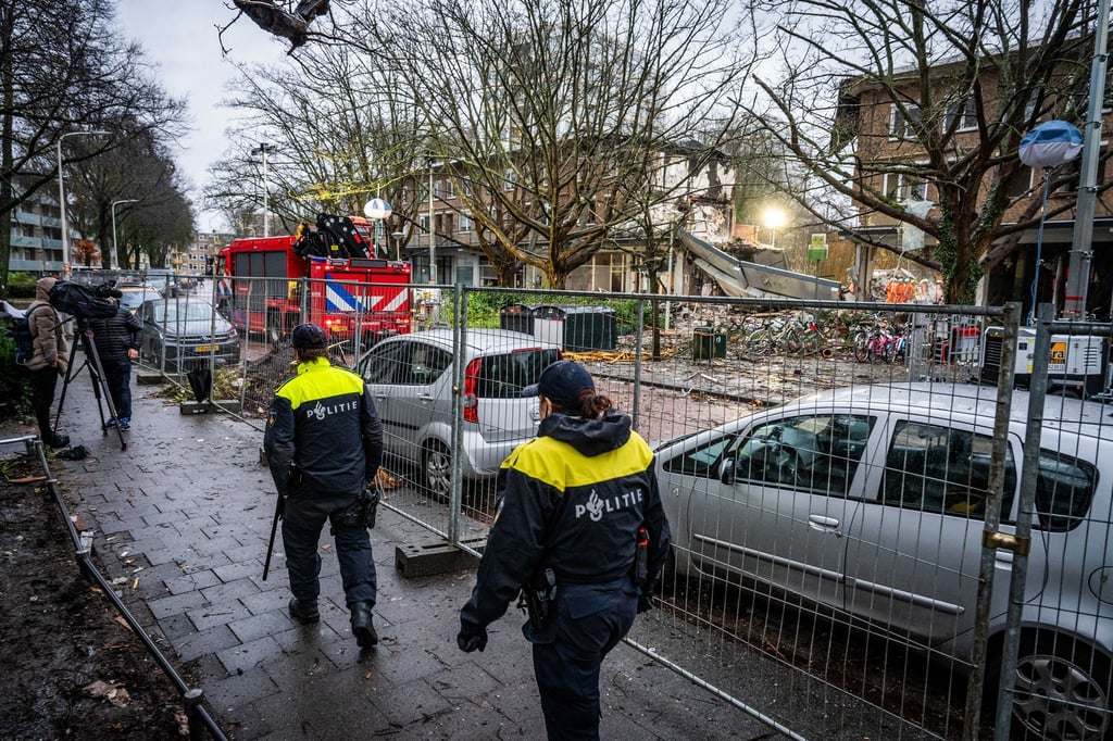 Am frühen Samstagmorgen hatte es bei dem dreistöckigen Mehrfamilienhaus zwei Explosionen gegeben.