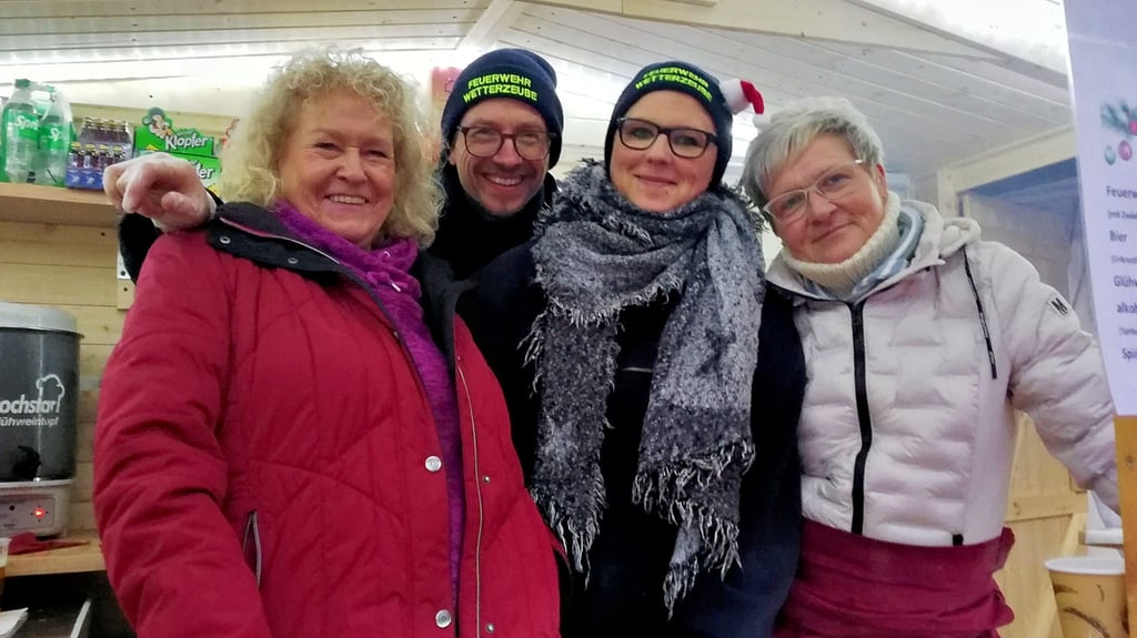 Ohne ehrenamtliche Helfer geht es nicht: Dagmar Beer (links), Stefan Mähler, Annett Kühn und Simone Tretner schenken im Häuschen der Feuerwehr Wetterzeube heißen Glühwein aus und haben ihren Spaß dabei.