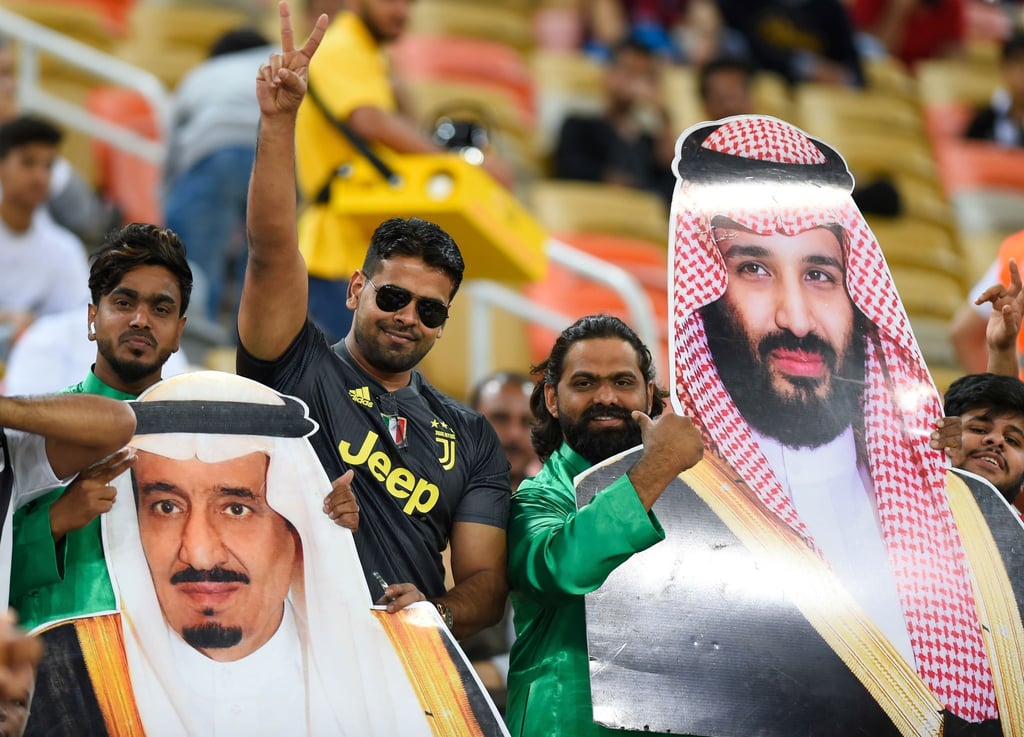 Saudische Fußballfans finden die Sport-Strategie des Königreichs um Kronprinz Mohammed bin Salman (auf dem rechten Plakat) gut.