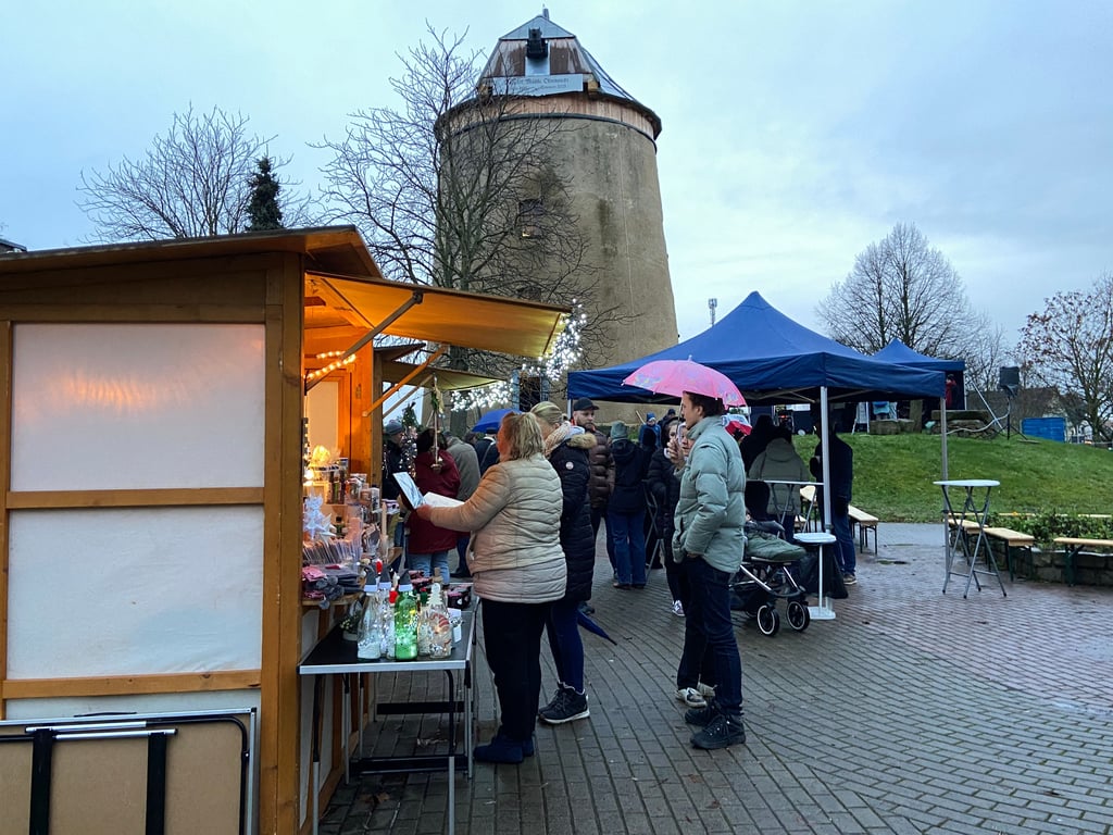 Trotz regnerischem Wetter fand der Weihnachtsmarkt an der Düppler Mühle in Magdeburg-Olvenstedt am 7. Dezember 2024 statt.