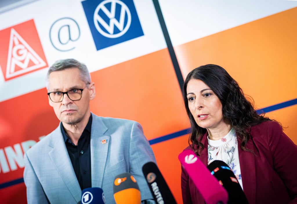 Daniela Cavallo, Gesamt- und Konzernbetriebsratsvorsitzende der Volkswagen AG, und Thorsten Gröger, Bezirksleiter der IG Metall, zeigen sich zum Start der vierten Tarifrunde kämpferisch. (Archivbild)