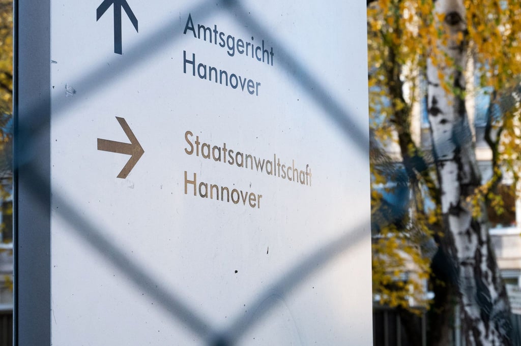 Auch nach der Übergabe des Verfahrens ist eine Oberstaatsanwältin aus Hannover weiter an den Ermittlungen gegen ihren Kollegen beteiligt.