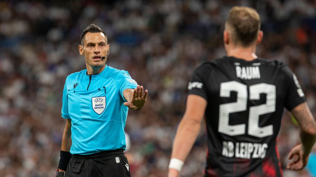Schiedsrichter Maurizio Mariani während des Champions-League-Spiels zwischen Real und RB Leipzig 2022.