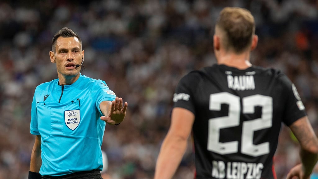 Schiedsrichter Maurizio Mariani während des Champions-League-Spiels zwischen Real und RB Leipzig 2022.