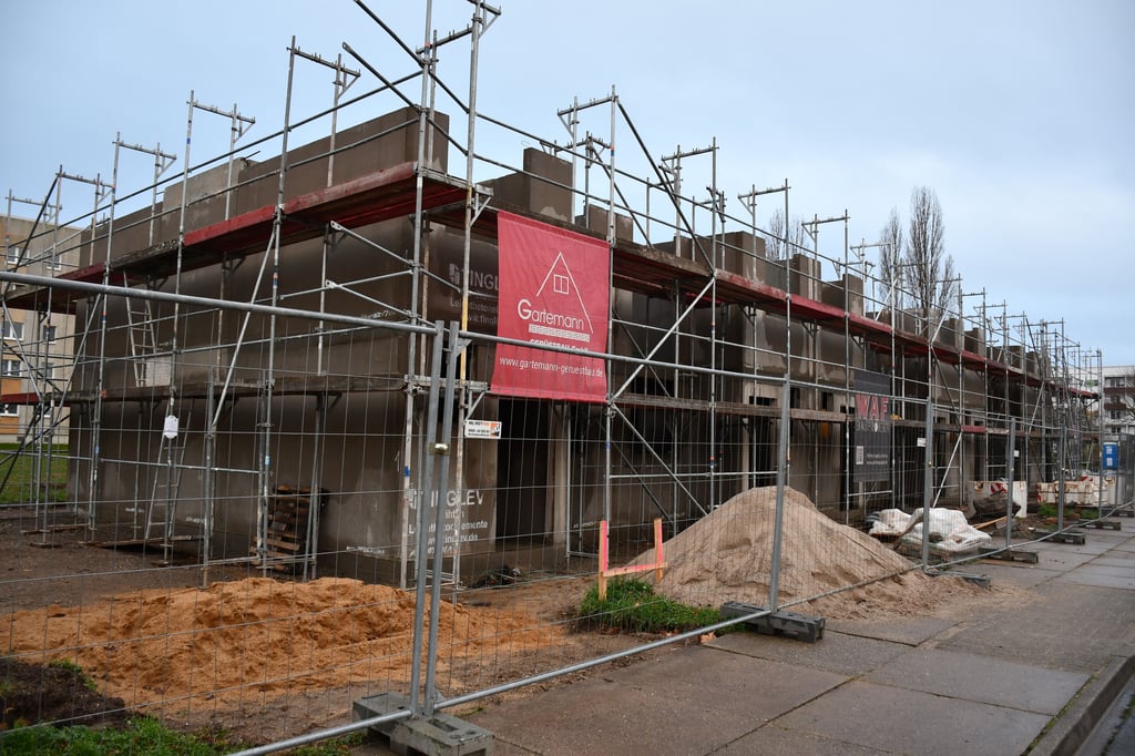 In einem Magdeburger Stadtteil werden neue Reihenhäuser gebaut.