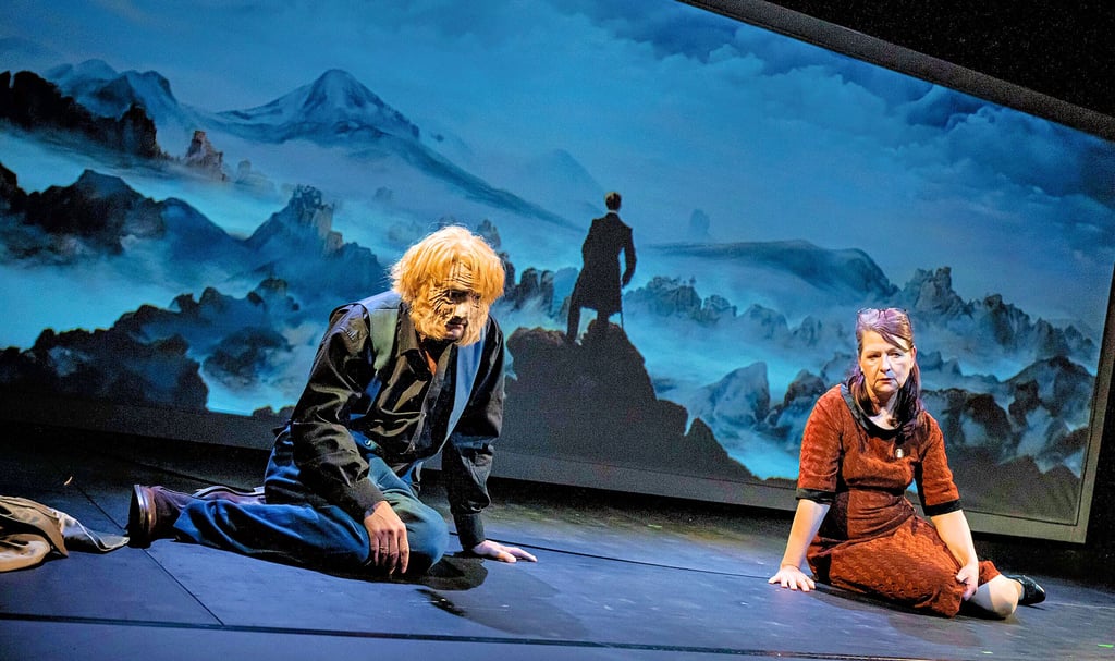 Vom Leben enttäuscht: Lars Frank als alter Caspar David Friedrich, Ines Heinrich-Frank als Kunstwissenschaftlerin am Puppentheater in Halle