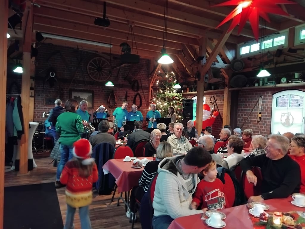 Blick in die Zorbauer Festscheune beim Auftritt der Leißlinger Blasmusikanten.