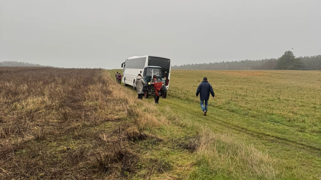 Ein Reisebus hat sich auf einem Feldweg bei Coswig festgefahren.