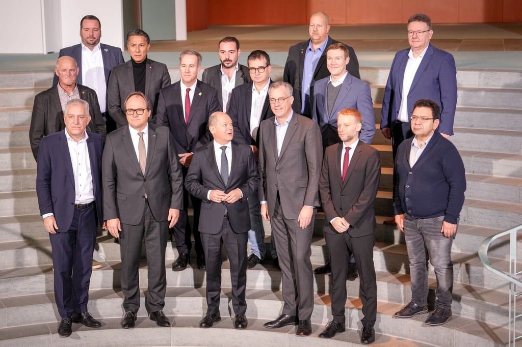 Kanzler Scholz (1. Reihe M) empfängt Vertreter der Stahlbranche im Bundeskanzleramt.