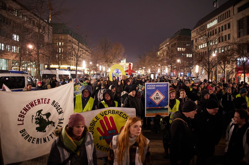 Mehr als 100 Menschen demonstrieren gegen eine Wirtschaftskonferenz zum Thema Flüssiggas