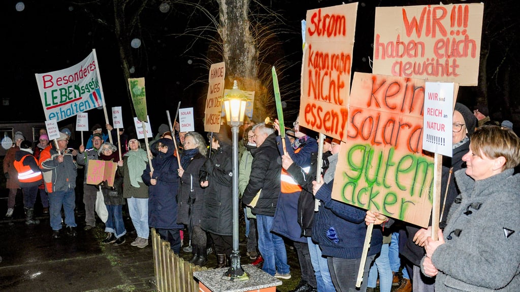 Einwohner protestieren am Montagabend vor dem Dorfgemeinschattshaus in Neukirchen (Altmärkische Wische) gegen einen geplanten Solarpark.