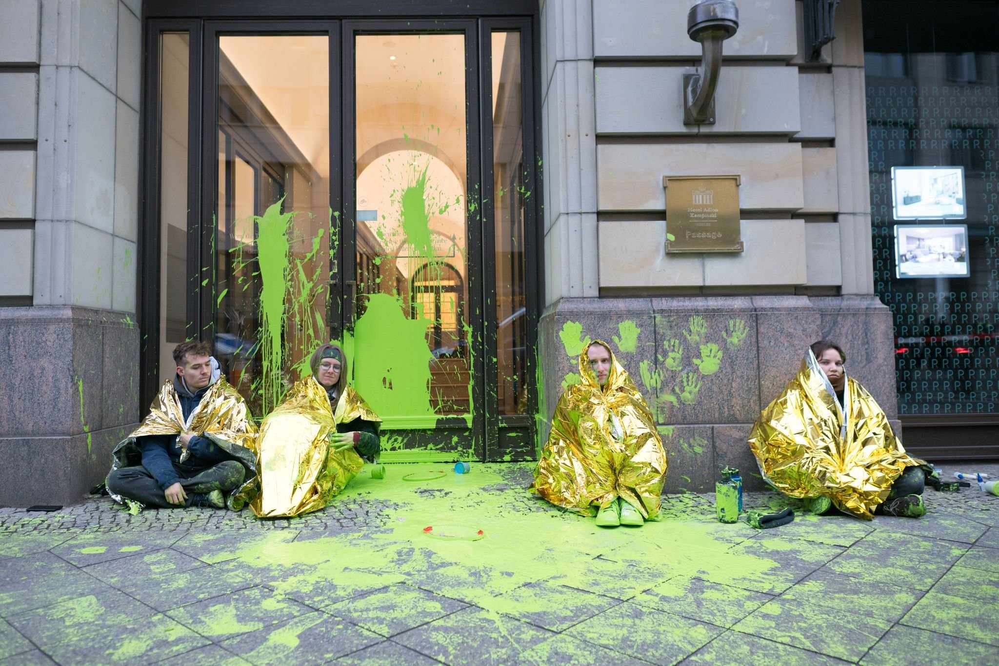 World LNG Summit: Protest Gegen Gas-Konferenz - Farbattacke Auf Hotel Adlon