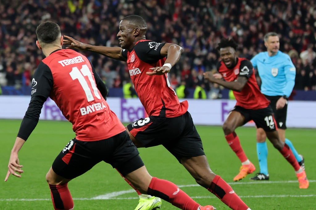 Mukiele lässt Bayer spät jubeln.