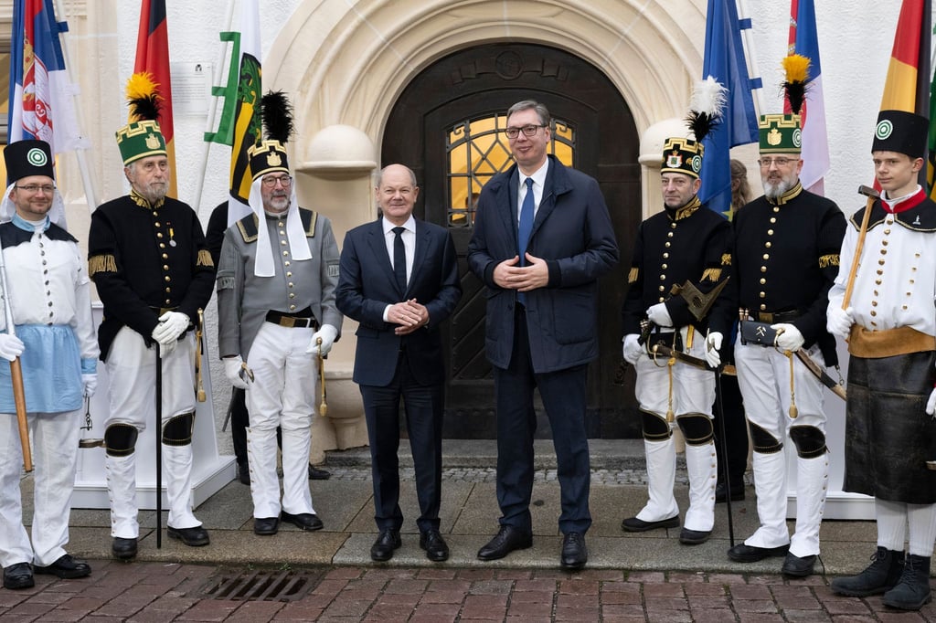 Bundeskanzler Olaf Scholz (SPD, l) und Serbiens Präsident Aleksandar Vucic wurden vom Ehrenspalier der Freiberger Traditionsbergleute begrüßt.