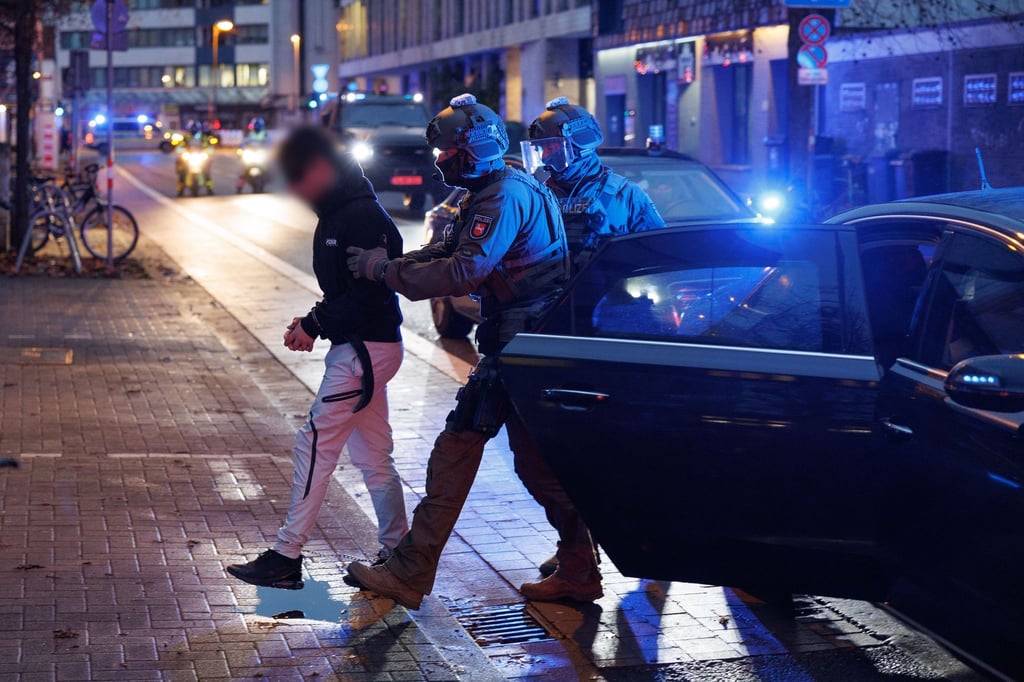 Unter großen Sicherheitsmaßnahmen hat vor dem Landgericht Osnabrück ein Verfahren gegen mutmaßliche Geldautomatensprenger begonnen.