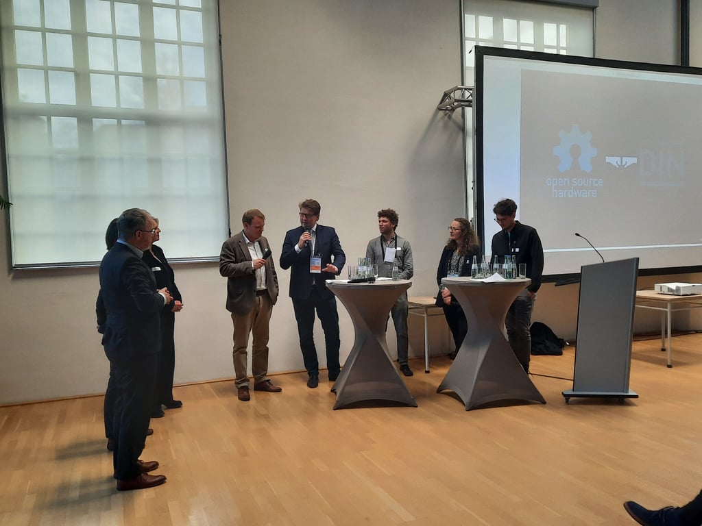 Bei einer Podiumsdiskussion besprachen die Strukturwandelbeauftragten wie André Zschuckelt (5.v.r.) für den Burgenlandkreis mit den Mitarbeitern der Uni Halle, wie sie voneinander profitieren können.