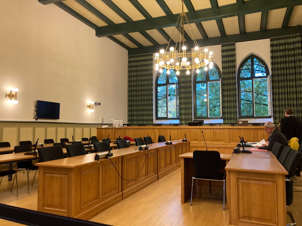 Der Prozess um die Messerattacke in Burg ist im Landgericht Stendal angelaufen. Der fünfte Verhandlungstag musste kurzfristig aufgeschoben werden.