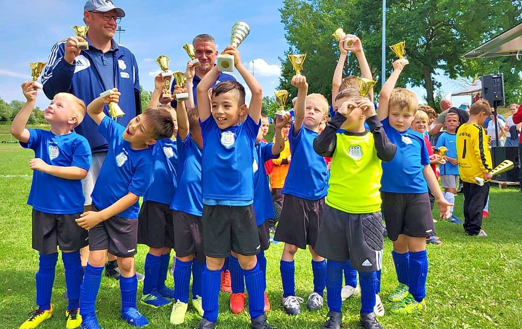 So sehen Sieger aus. Nachwuchskicker des TSV 1894 Mosigkau freuen sich über ihren Sieg bei einem Turnier bei Abus Dessau 2023.