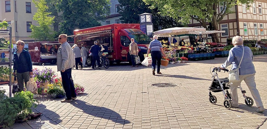 Nicht nur an den Markttagen sollen Bewohner in der Burger Innenstadt flanieren. Helfen sollen Feste und Aktionen wie die Wahl zur Blütenkönigin.