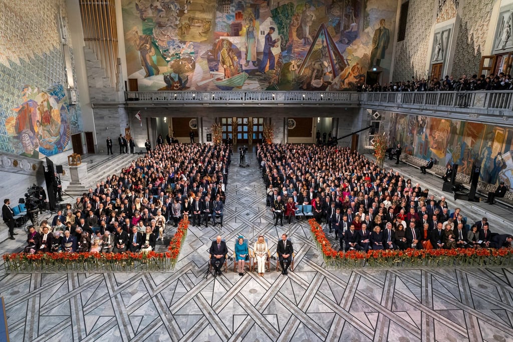 Bei der Preiszeremonie im Rathaus von Oslo waren auch das norwegische Königspaar und das Kronprinzenpaar (Mitte) dabei.
