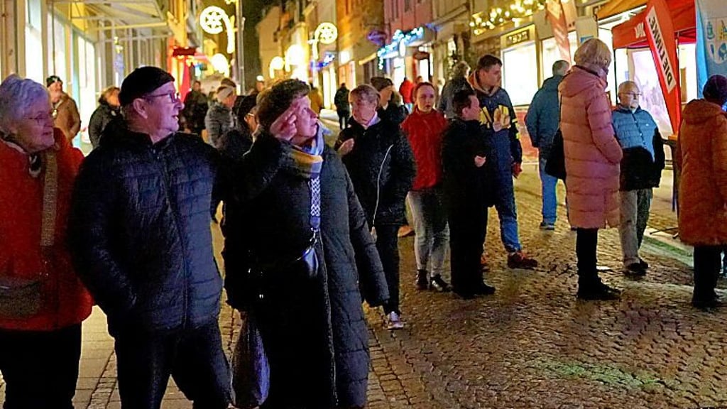So zeigte sich der „Advent in den Rosenhöfen“ zu Beginn, später waren deutlich mehr Menschen unterwegs.
