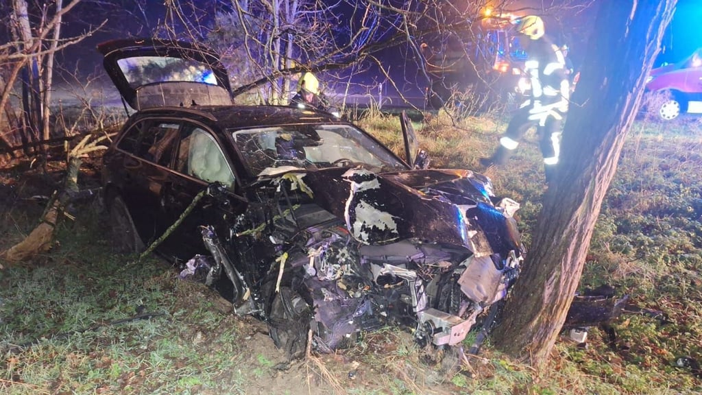 Auto kracht in Bäume an der B 187: Wer den Unfallwagen lenkte, ist unklar.