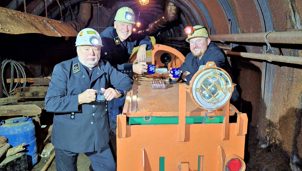 Im Glasebacher Stollen haben wir uns auf einen Glühwein mit Rüdiger Sacks, Torsten Honkisch und André Meyer (v.l.) vom Montanverein getroffen.