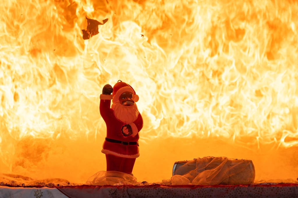 Tannenbaum & Co.: Gerade zur Weihnachtszeit steigt das Risiko von Bränden in der Wohnung.