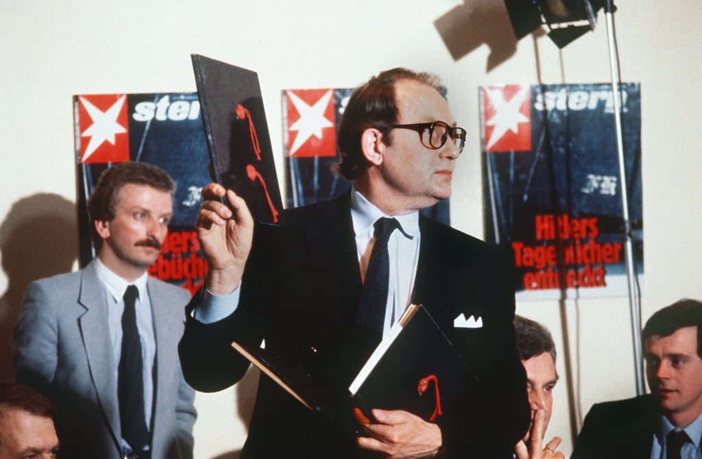 „Stern“-Reporter Gerd Heidemann präsentierte 1983 auf einer Pressekonferenz des Hamburger Magazins „Stern“ die angeblichen Hitler-Tagebücher. (Archivbild)