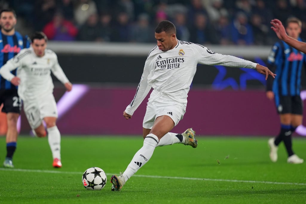 Kylian Mbappé schießt das 1:0 für Real.