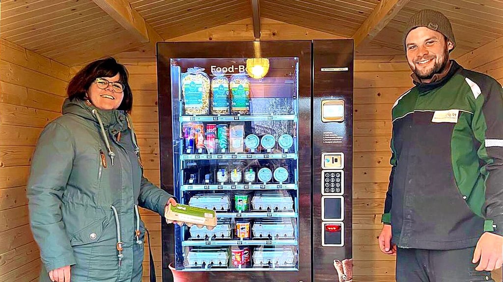 Campingplatzbetreiberin Nicole Albrecht und Landwirt Markus Stottmeister aus Bösdorf präsentieren den neuen Automaten, der vor dem Campingplatz in Wassensdorf steht.