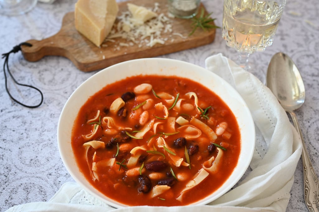 Mediterran deftig und sättigend durch Pancetta, Bohnen und Nudeln, wärmt diese Tomatensuppe an kalten Wintertagen.