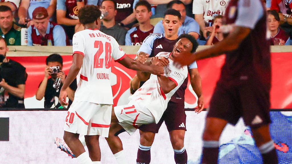 Lois Openda ging gegen Aston Villa zu Boden, Diego Carlos sah Rot.