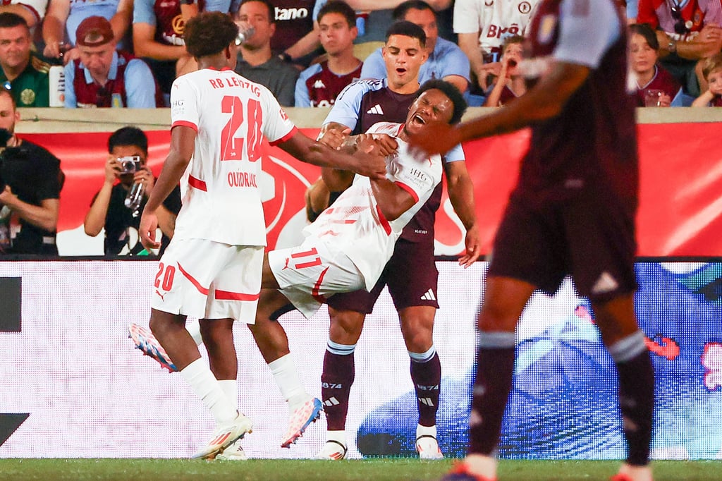 Lois Openda ging gegen Aston Villa zu Boden, Diego Carlos sah Rot.