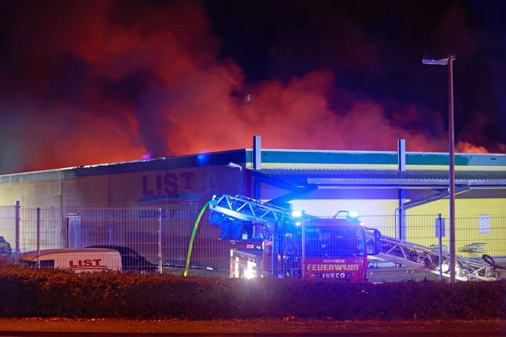 Die Feuerwehr ihren Großeinsatz beendet. Einzelne Nachlöscharbeiten fänden noch statt.