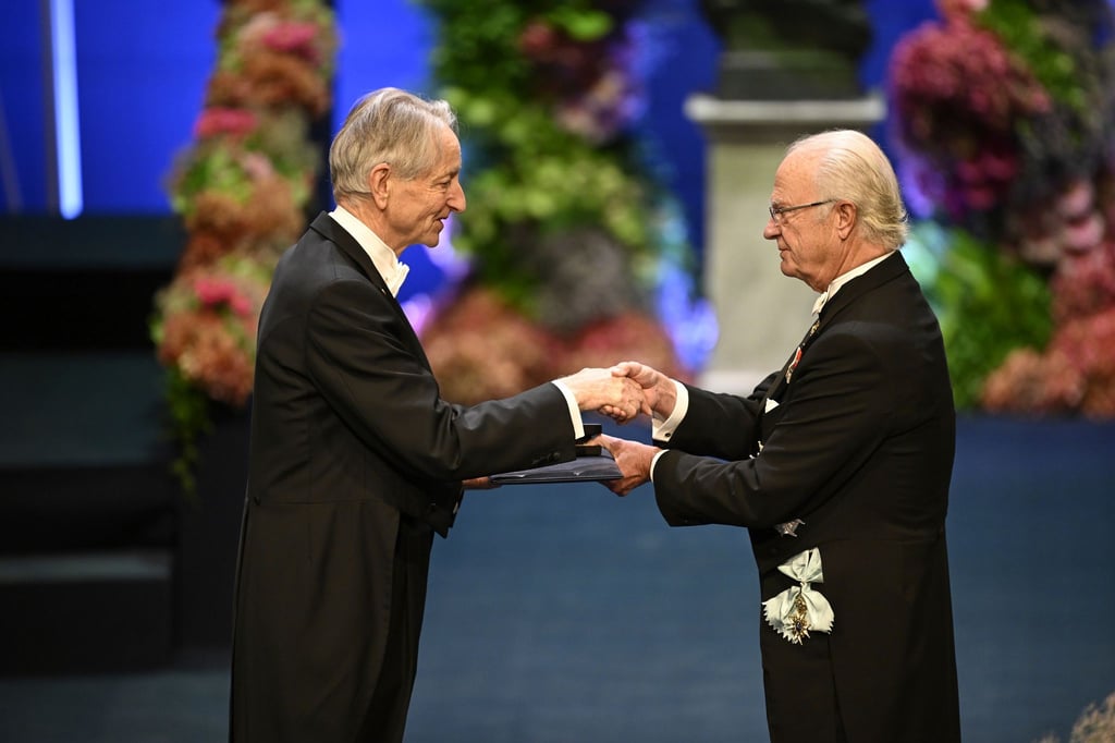 Einer der Preisträger: Der KI-Grundlagenforscher Geoffrey Hinton, der hier den Nobelpreis von König Carl Gustaf überreicht bekommt.